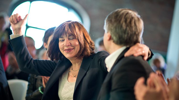 Rebecca Harms feiert den Wahlkampfauftakt: Die grüne Spitzenkandidatin lässt wenig Zweifel an ihrer Begeisterung für Europa.