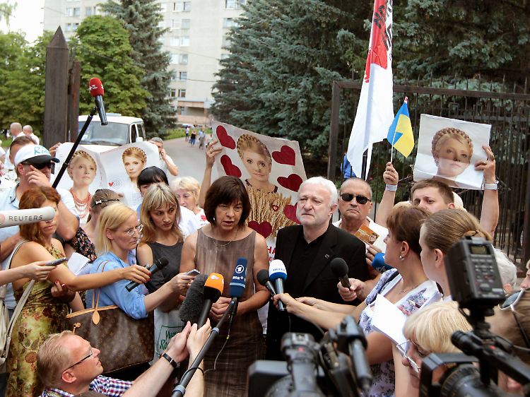 Rebecca Harms mit ihrem Europaparlaments-Kollegen Werner Schulz in der Ukraine. Sie bereist das Land seit der Reaktorkatastrophe von Tschernobyl.