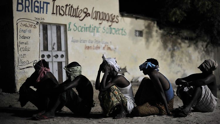 Gefangengenommene Schabaab-Milizionäre in Mogadischu. Die Organisation wird von der Armee immer mehr zurückgedrängt.