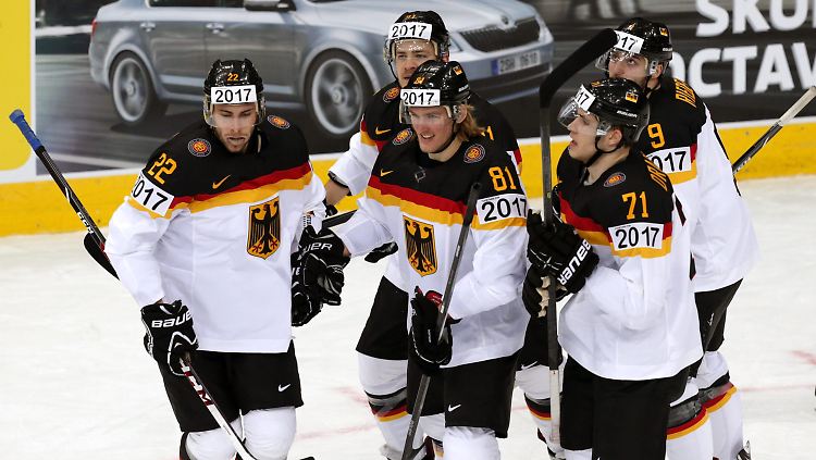 Ein Sieg zum Auftakt: Die deutschen Eishockeyspieler feiern in Minsk. 