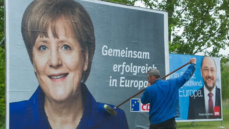 Kanzlerin statt Europa-Kandidaten: Die CDU macht EU-Wahlkampf mit Merkel. Martin Schulz (Plakat rechts) kritisiert das.
