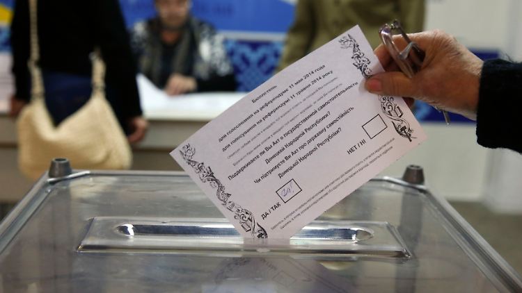 Die Frage auf dem Wahlzettel lautet: "Unterstützen Sie den Akt über die staatliche Eigenständigkeit der Volksrepublik Donezk?"