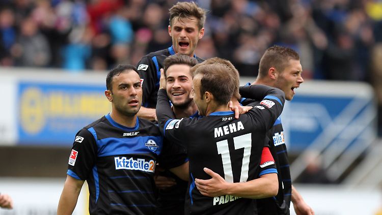 Hier feiern die Ostwestfalen: Der SC Paderborn steigt in die Bundesliga auf.