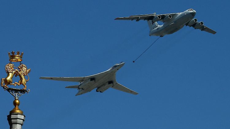 Bei den Feiern zum 9. Mai auf dem Roten Platz wurde demonstriert, wie eine TU 160 in der Luft von einer IL 78 betankt wurde.