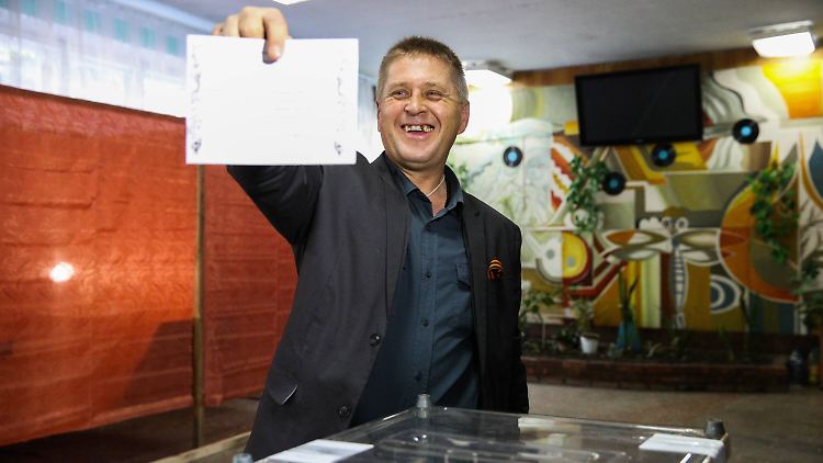 Wjatscheslaw Pornomarjow, der selbsternannte Bürgermeister von Slawjansk, gibt seine Stimme ab. Vor ein paar Wochen hielt er noch OSZE-Mitarbeiter als Geiseln.