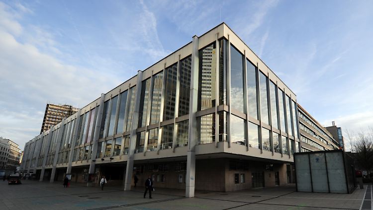 Schauspiel und Oper teilen sich in Frankfurt ein schlichtes Gebäude.