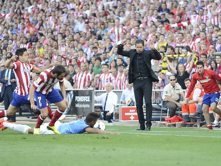Atlético-Trainer Diego Simeone sieht ein hart umkämpftes Spiel.