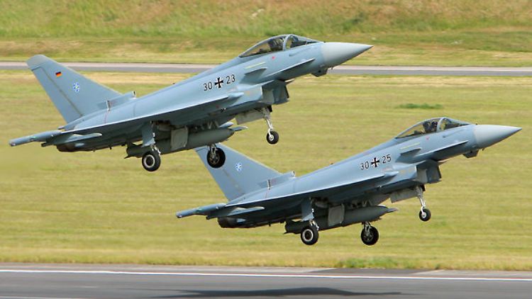Die Bundeswehr beteiligt sich unter anderem mit Eurofightern des in Laage bei Rostock stationierten stationierten Luftwaffengeschwaders.