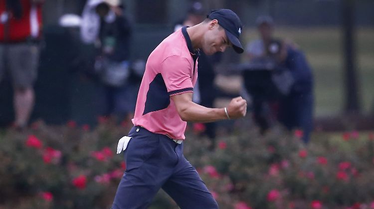 Nach dem entscheidenden Schlag freut sich Kaymer mit einer verhaltenen Siegerpose.