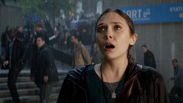 Frauen, hier Elizabeth Olsen, wollen gerettet werden. Zum Glück gibt's ja aber Soldaten.