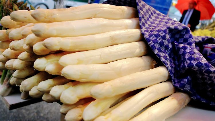 Köstlich! Doch der Urin riecht nach dem Spargel-Essen verdammt streng. Woran liegt das?