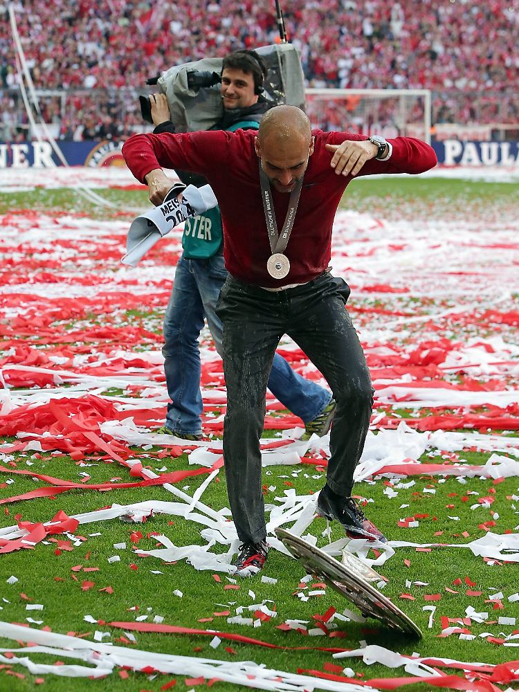 Vorsicht, glitschig: Josep Guardiola hat ein Problem mit der Meisterschale.