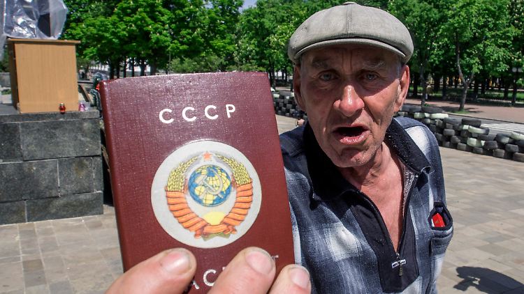 In Lugansk zeigt ein Mann seinen alten sowjetischen Pass.