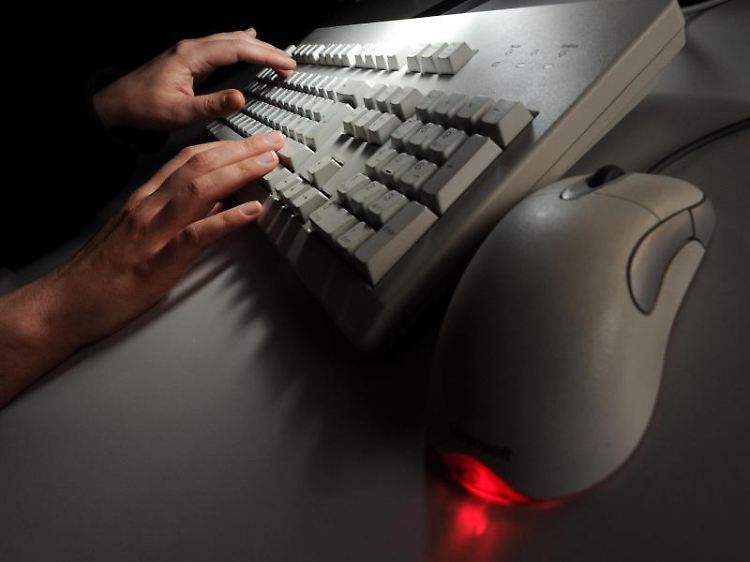 Sieht sich ein Azubi während der Arbeit Pornoseiten im Netz an, muss er mit dem Unmut seines Chefs rechnen. Jedoch rechtfertigt das Verhalten nicht immer eine fristlose Kündigung.