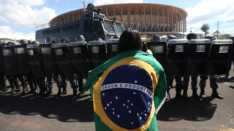Teure Stadien, hohe Eintrittspreise, gebrochene Versprechen: Viele Brasilianer sind über die Organisation der Fußball-WM empört. Dieses Bild entstand vor dem umstrittenen neu gebauten Stadion in der Hauptstadt Brasilia.