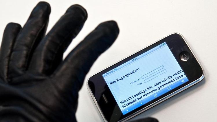 Kriminelle haben es verstärkt auf Smartphone-Betriebssysteme abgesehen. Über Schadsoftware versuchen sie an Zugangsdaten für Bankgeschäfte zu gelangen. Dem Diebstahl der teuren Geräte wollen die Innenminister Foto: Andrea Warnecke