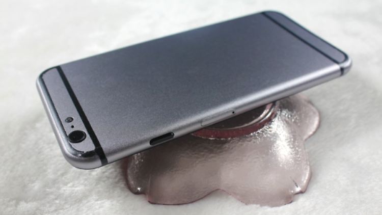 Wenn das iPhone 6 wie dieser Dummy fast komplett in Metall gehüllt ist, kann ein NFC-Chip nur an wenigen Stellen funken.