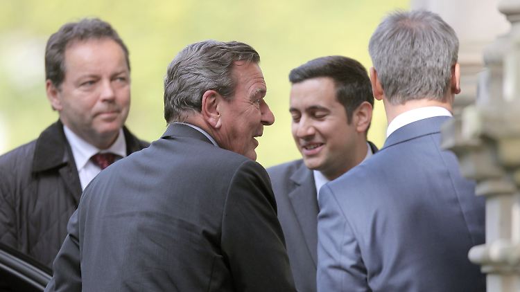 Ex-Kanzler Schröder (2.v.l.) bei seiner Ankunft am Schlosshotel Kronberg.