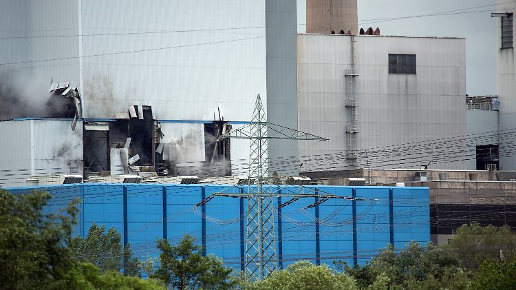 Große Löcher klaffen in der Fassade: Die äußeren Schäden am Kraftwerk erlauben Rückschlüsse auf die Wucht der Dampfdruckexplosion.