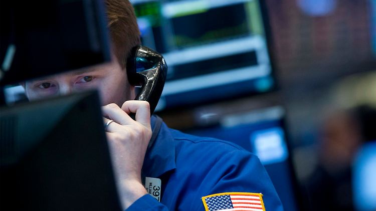 Dabei sein ist alles: Der Dow schließt knapp unter 16.700.