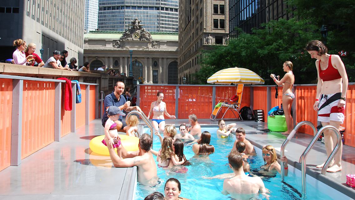 "Dumpster Pool" auf der Park Avenue, direkt vor der Grand Central Station, dem zentralen Bahnhof in Manhattan.