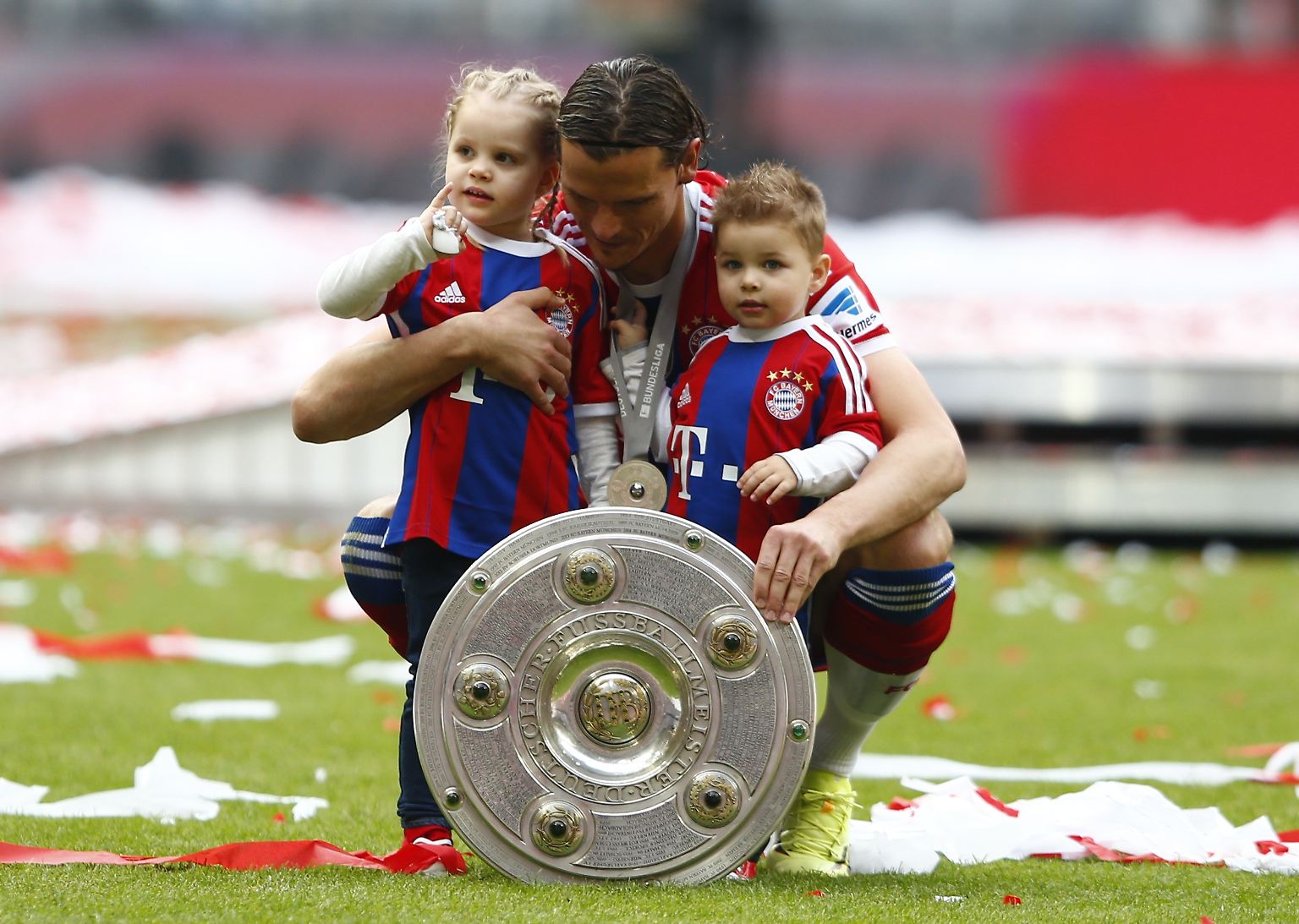 Ohne Umstände hinein in die besten Sportbilder der Woche - in die Knie ging es für Bayern Münchens Daniel van Buyten. An seiner Seite seine Kinder und die begehrteste Trophäe im deutschen Sport: die sogenannte Salatschüssel für den Fußball-Meister.