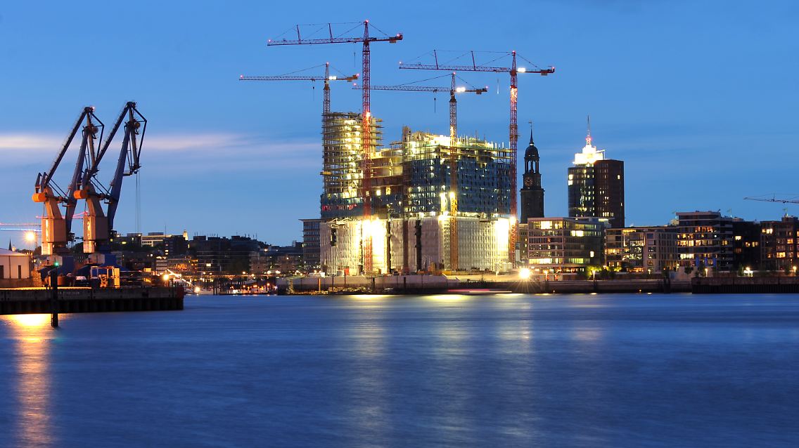 Die hell erleuchtete Baustelle der Elbphilharmonie wird in der Hafencity im Hamburger Hafen.