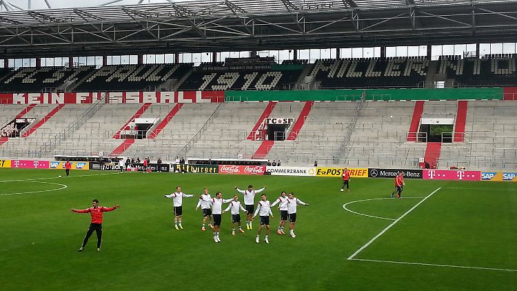 Kein Fußball? Die Nationalmannschaft bei ihrem Abschlusstraining im Millerntorstadion vor dem Länderspiel gegen Polen.