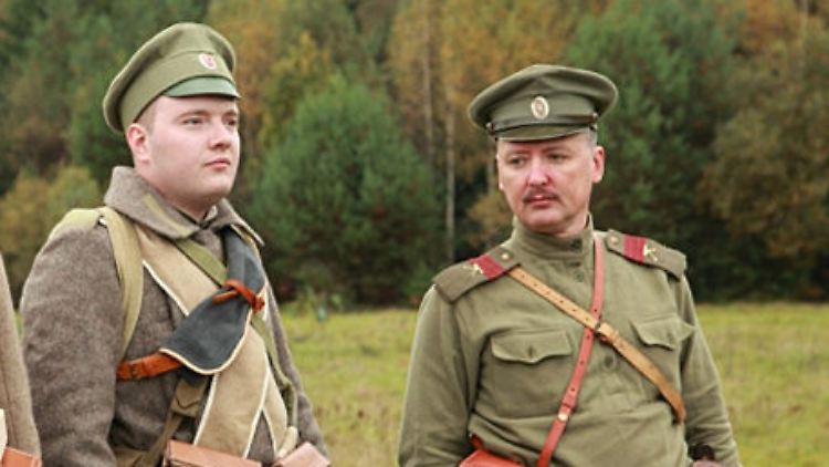 Igor Strelkow (r.) bei einem Reenactment