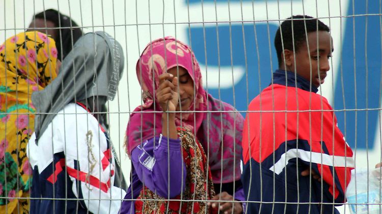 Menschen in einem Flüchtlingslager auf Lampedusa (Archivbild).
