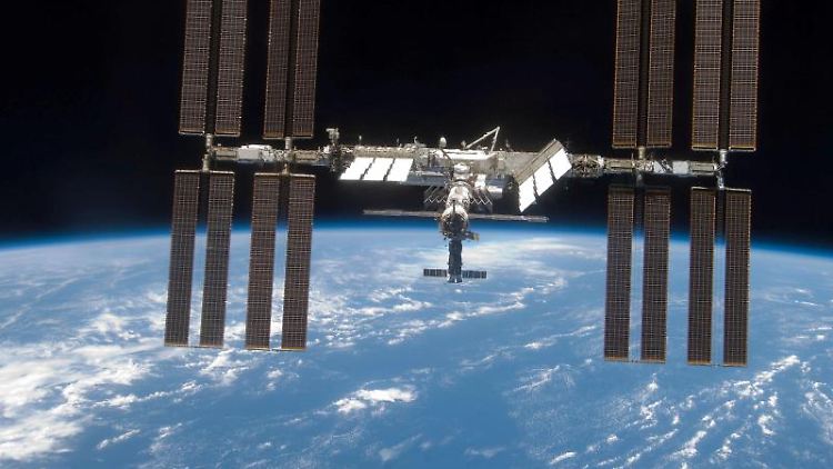 Die ISS umrundet die Erde etwa alle eineinhalb Stunden.