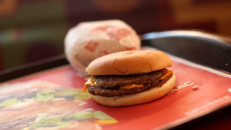 Zu teuer für die Belegschaft? Fast-Food-Ketten lehnen höhere Mindestlöhne nicht mehr ab.