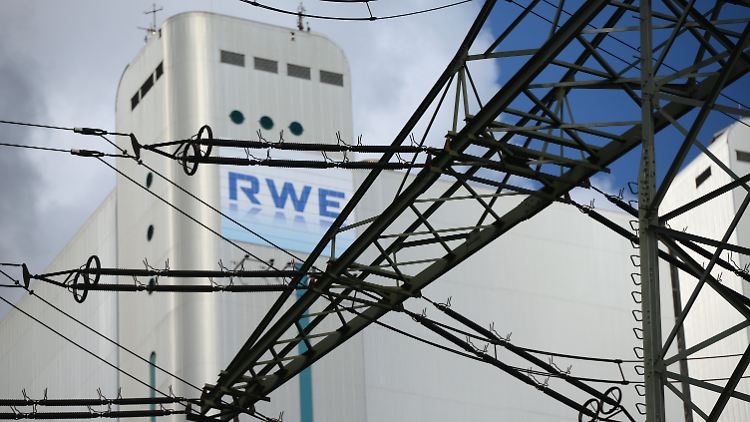 RWE steckt durch die Energiewende in der Klemme: Die Strompreise brechen ein. Und damit die Gewinne des Versorgers.