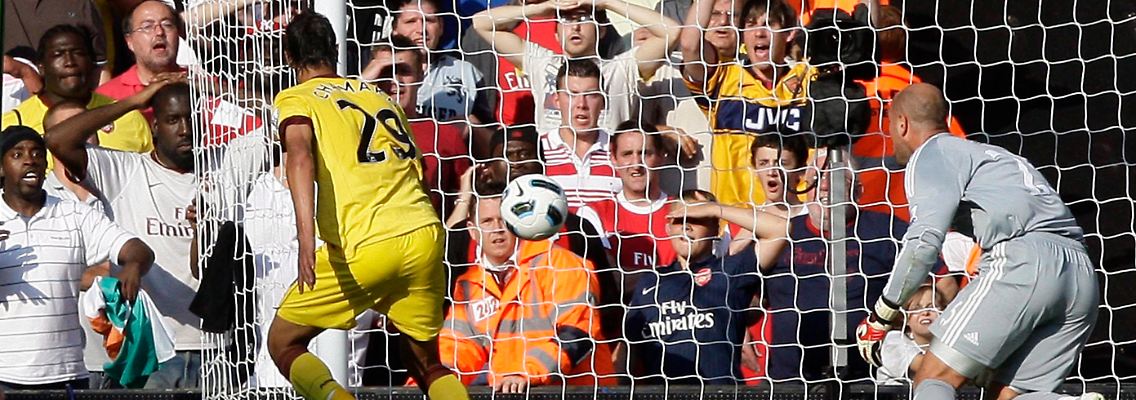 Der Ball ist drin: Und Liverpools Pepe Reina hat das Nachsehen.