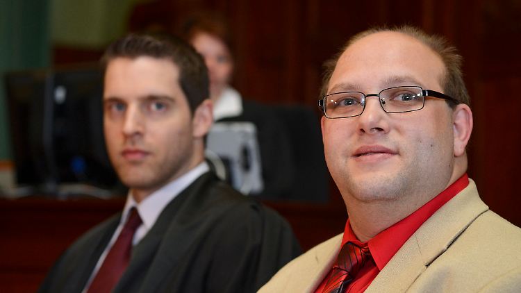 Ulvi K. und sein Verteidiger Michael Euler (v.r.).