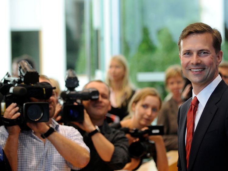 Der Wechsel des Nachrichtenmoderators auf die Regierungsbank ist gewöhnungsbedürftig - und nicht unumstritten.