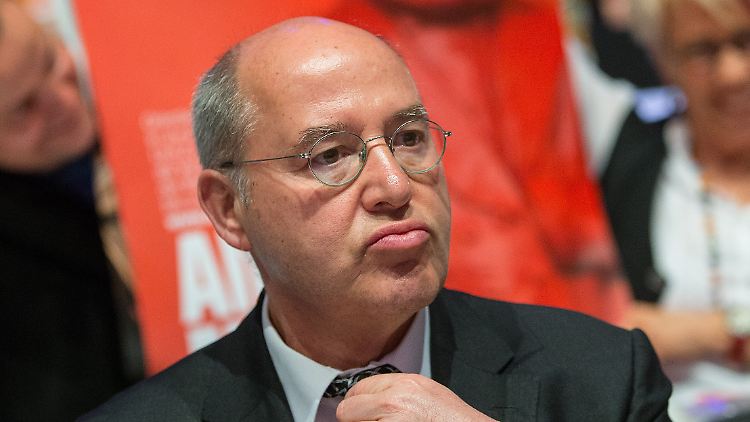 Gegen Linksfraktionschef Gysi wird seit Anfang 2013 wegen einer falschen eidesstattlichen Versicherung zu seiner möglichen Stasi-Vergangenheit ermittelt.