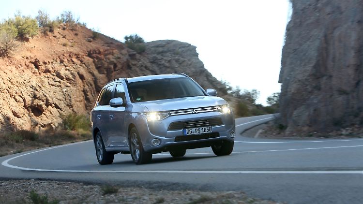 Für den Antrieb des Mitsubischi Outlander PHEV kombinieren die Entwickler einen Zweiliter-Vierzylinder-Benziner mit zwei Elektromotoren.