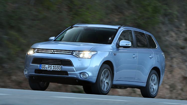 In der Top-Version gibt es für den Mitsubishi Outlander PHEV Xenon-Scheinwerfer dazu.