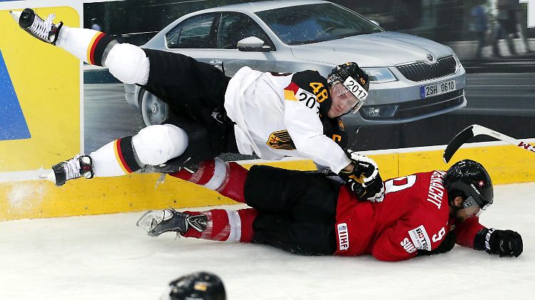 Frank Hordler wird vom Schweizer Thomas Rufenacht vom Puck getrennt.
