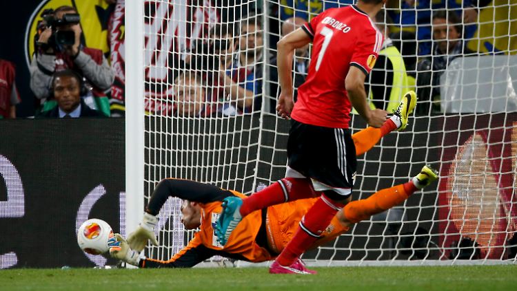 Torwart Beto von Sevilla macht sich lang und lenkt den Elfmeter von Oscar Cardozo (Benfica) ab.