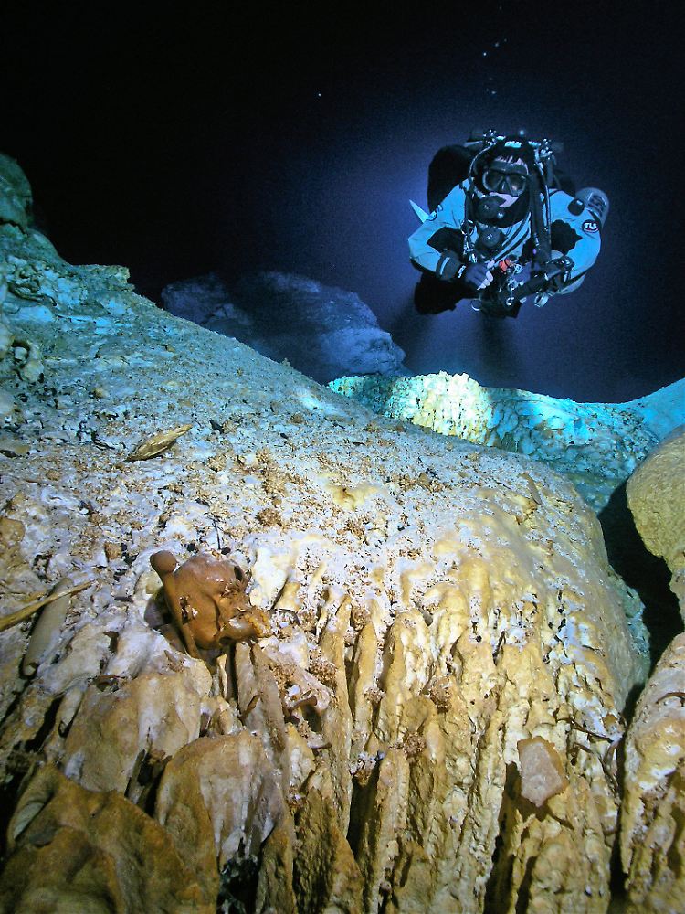Ein Taucher schwimmt in der Hoyo Negro, einer überschwemmten Höhle auf der Halbinsel Yucatan in Mexiko, auf Teile eines menschlichen Skeletts zu.
