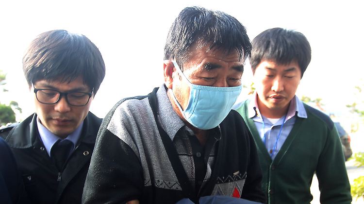 Der Kapitän der "Sewol", Lee Joon-seok, verließ die Fähre vor den 476 Passagieren - fast 300 Leichen wurden bislang geborgen.
