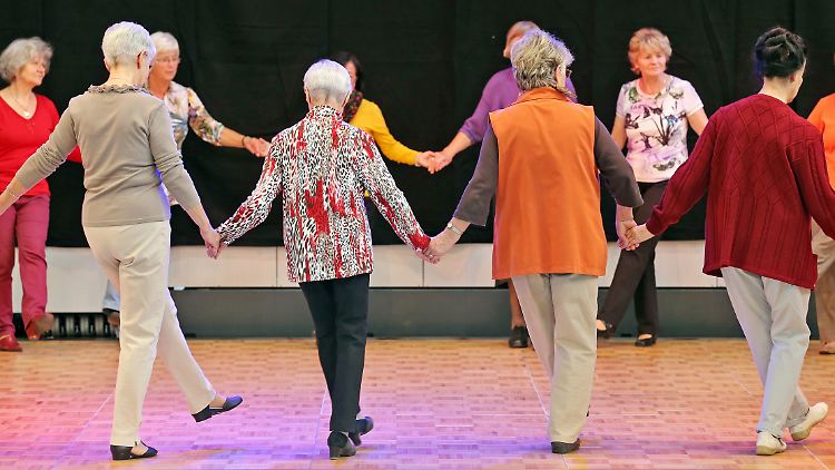 Auch bei den jüngsten Prognosen gilt: Frauen werden im Durchschnitt älter als Männer.