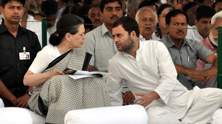 Empfindliche Schlappe bei der Wahl: Sonia und Rahul Gandhi.