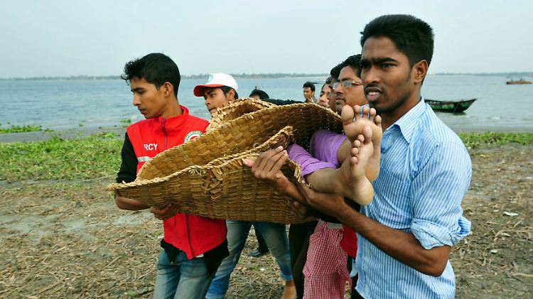In Bangladesch sind Transportschiffe häufig überfüllt, es kommt regelmäßig zu Unglücken am Meghna-Fluss - wie im vergangenen August, als dieses Bild entstand.