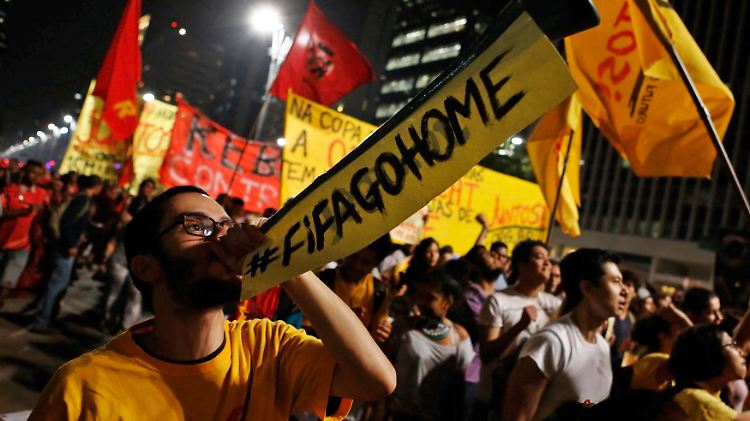 Rund 2000 Demonstranten blockierten die Zufahrt zum Eröffnungsstation von Sao Paulo.