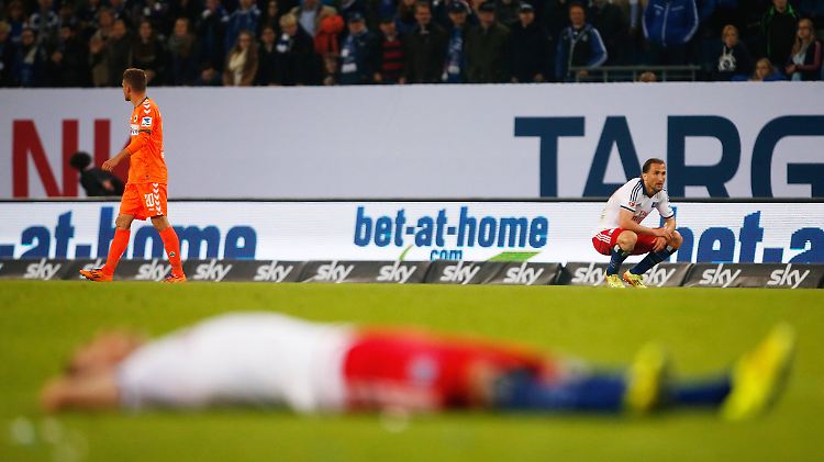 Flach auf den Boden legen und warten: Pierre-Michel Lasogga hofft auf das Rückspiel.