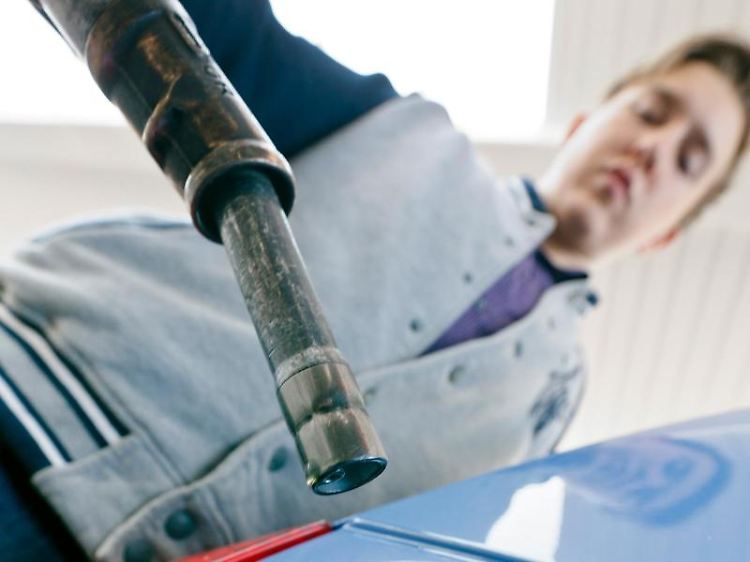 Wenn die Vermieter das Wiederauftanken des Mietwagens übernehmen, zahlen die Kunden meist drauf.