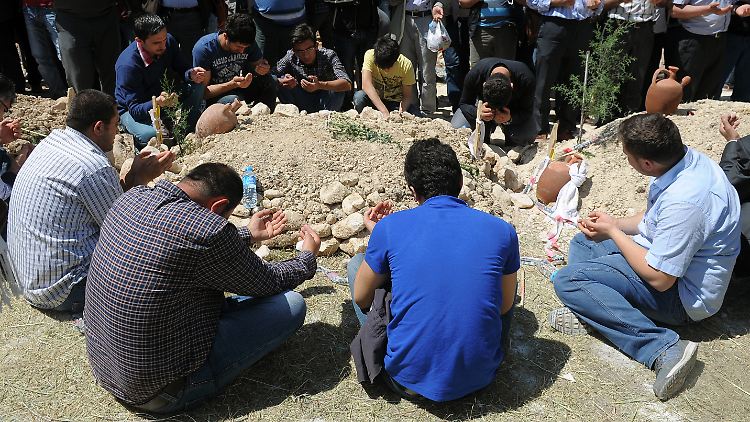 In Soma müssen Hunderte Menschen ihre Angehörigen bestatten.